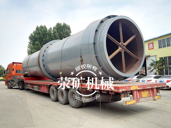 滎礦回轉(zhuǎn)窯筒體裝車完畢，準備出發(fā)